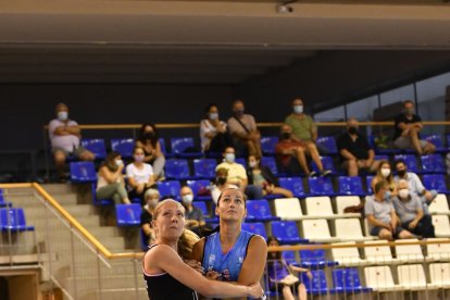 La estadounidense Tunstull, que había llegado el martes a La Seu, pugna con dos jugadoras del equipo francés.