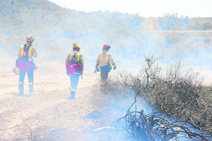 Un helicóptero a punto de efectuar una descarga ayer al mediodía.
