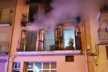 El foc ha cremat totalment la primera planta d'un edifici de la plaça Sant Salvador de Balaguer.