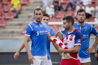 Joanet intenta superar a un jugador del Vilafranca en el segundo partido del Lleida.