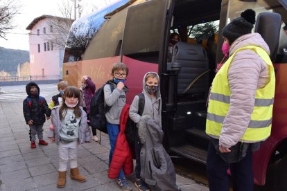 Alumnos bajando ayer del autocar del transporte escolar en Guissona.