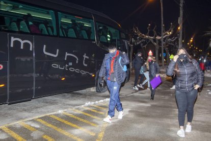 Alumnos bajando ayer del autocar del transporte escolar en Guissona.