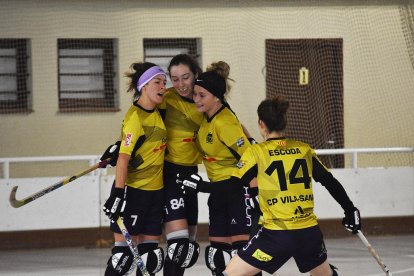 Laura Barcons, que anotó dos tantos ayer, intenta un remate ante la portería del Mataró.