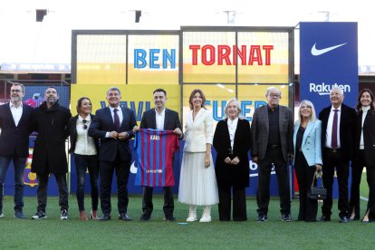 Xavi saluda a los casi 10.000 aficionados que acudieron.