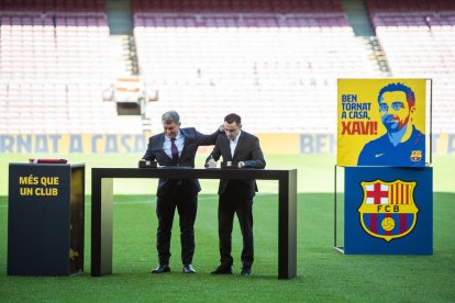 Xavi saluda a los casi 10.000 aficionados que acudieron.