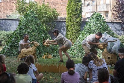 Entre la rebel·lia i la impotència - L’espectacle Container, de la jove companyia de Tàrrega Emília Gargot, mostra a l’espectador la rebel·lia i la impotència que pateixen molts joves enganxats a modes que els converteixen en éssers soli ...