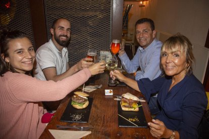 Un grupo de amigos cenando al aire libre en un restaurante del centro de Lleida ciudad.