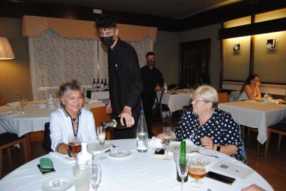 Un grupo de amigos cenando al aire libre en un restaurante del centro de Lleida ciudad.