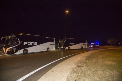 Els vaguistes van aixecar una barricada davant la porta de l’escorxador i hi estaran concentrats fins a aquesta mateixa nit.