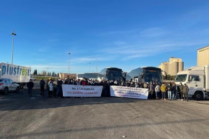 Els vaguistes van aixecar una barricada davant la porta de l’escorxador i hi estaran concentrats fins a aquesta mateixa nit.