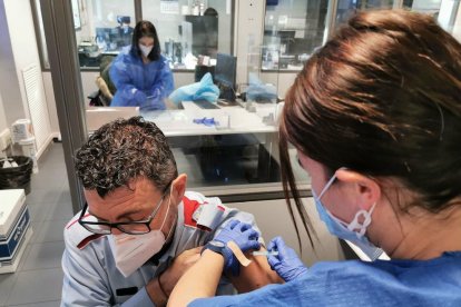 Un 70% dels mossos de la comissaria de Lleida que estan en primera línia hauran rebut la vacuna la setmana que ve