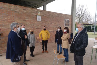 El conseller Josep Bargalló visitó ayer el colegio Joan XXIII, en la imagen, y la EOI de Lleida.