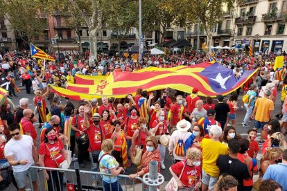 Un agent dels Mossos subjecta un manifestant en la Via Laietana.