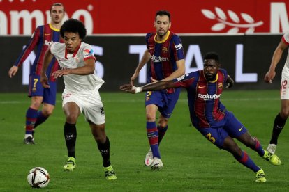 Messi saluda el també argentí ‘Papu’ Gómez.