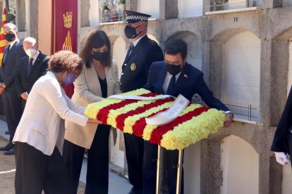El Govern en el momento de la ofrenda floral a Rafael Casanova en Barcelona.