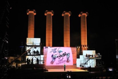 El Govern en pleno en el momento de la ofrenda floral a Rafael Casanova, ayer en Barcelona.