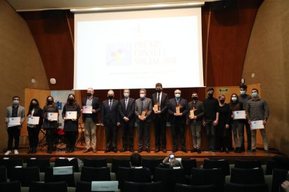 El doctor Jesús Caballero va recollir ahir el premi del Consell Social de la UdL de mans de Josep Pon.