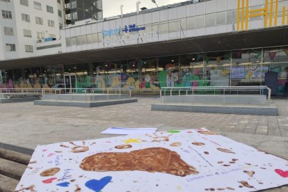 El alcalde de El Palau visitó ayer a la familia y les llevó un cartel con dibujos de los niños del Casal.