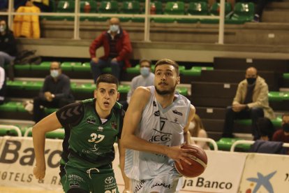 Miguel González supera a Toledo durante el partido de ayer.