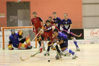 Martí Serra, atento ante el remate de un jugador de la selección.