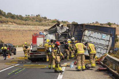 El camión del fallecido quedó totalmente calcinado a causa de la colisión que se registró en la autovía en Cervera.