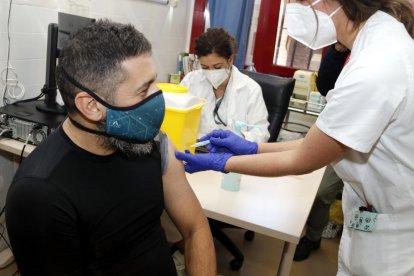 Vacunació de sectors essencials - Mossos de Lleida i de la Seu s’han vacunat des de dimecres com a col·lectiu essencial. També funcionaris del centre penitenciari de Ponent. Uns 300 (entre la presó, el centre juvenil i el Cire) podran vacunar ...