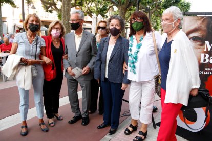 Maria Barbal, en el centro, entre el President Aragonès y Marcel Mauri, así como con otras autoridades que asistieron a la gala literaria.