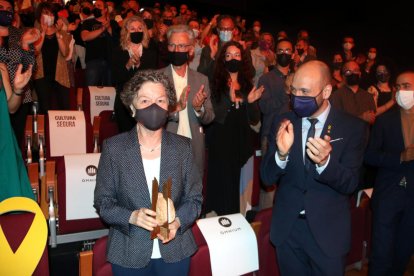 Maria Barbal, en el centro, entre el President Aragonès y Marcel Mauri, así como con otras autoridades que asistieron a la gala literaria.