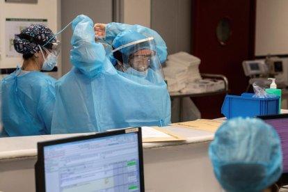 Vacunes de Moderna - Un total de 250 professionals sanitaris de l’Hospital Sant Joan de Déu de Barcelona van ser ahir immunitzats contra el coronavirus amb la primera dosi de la vacuna de Moderna. Aquests van ser els primers sanitaris de Catalun ...