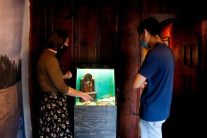 Algunos objetos hechos con cera de cirios bendecidos.