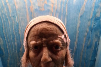 Algunos objetos hechos con cera de cirios bendecidos.