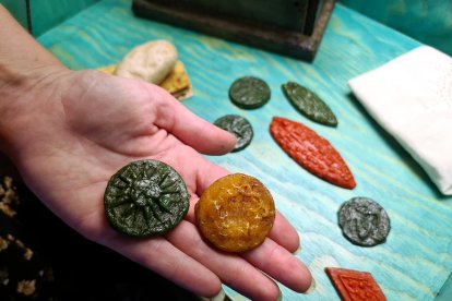 Algunos objetos hechos con cera de cirios bendecidos.