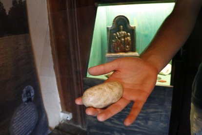 Algunos objetos hechos con cera de cirios bendecidos.