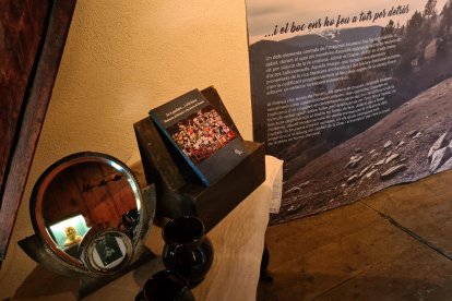 Algunos objetos hechos con cera de cirios bendecidos.