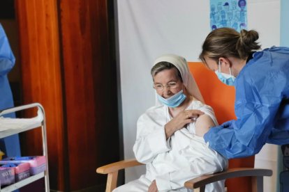 La directora del geriátrico de La Pobla, Rosa Vilanova, en el momento de la inyección.