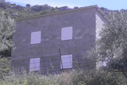 Amos de tres edificacions il·legals les enderroquen a instàncies del Govern