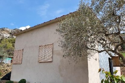 Amos de tres edificacions il·legals les enderroquen a instàncies del Govern