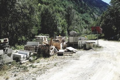 Amos de tres edificacions il·legals les enderroquen a instàncies del Govern