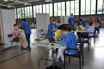 Colas de musulmanes de más de 40 años para vacunarse con Janssen, ayer junto al Palau de Vidre.