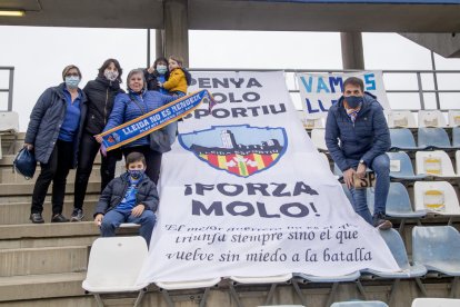 Fernando Cano intenta proteger el balón ante un rival.