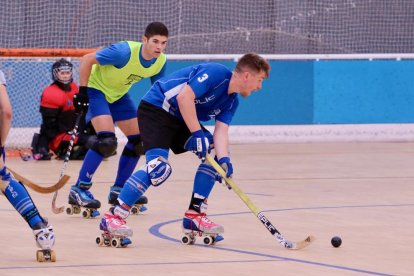 Carlos Trilla conversa con Albert Folguera durante el entrenamiento en el pabellón Monte Alto.