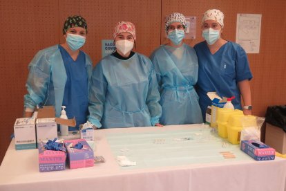 Milagros García, en el moment de rebre la dosi que li donarà la immunitat davant la Covid.