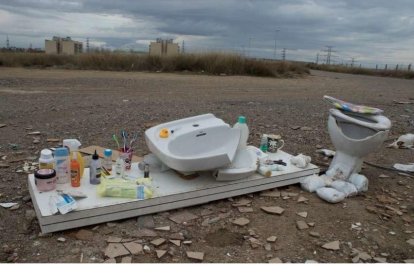 Entre la basura ha encontrado fotos y documentos personales.