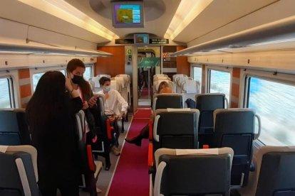 L’Avlo, de color morat, ahir a la seua parada a l’estació Lleida-Pirineus al costat d’un Alvia, un altre tren d’alta velocitat de Renfe. A la dreta, la cabina del maquinista.