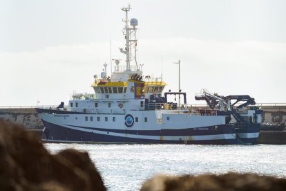 El vaixell que cerca a Anna i al seu pare a Tenerife torna a port per avaria