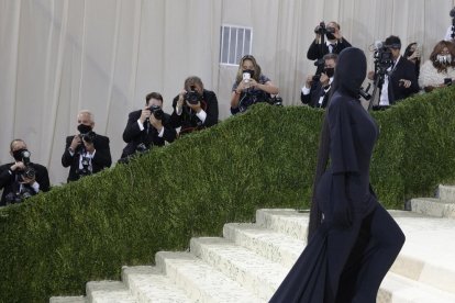 Rosalía, amb un vestit roig inspirat en el mantó de Manila.