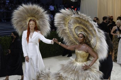 Rosalía, amb un vestit roig inspirat en el mantó de Manila.