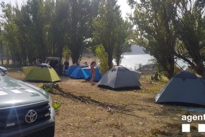 Imagen de los bañistas que visitaron ayer la Platgeta de Camarasa.