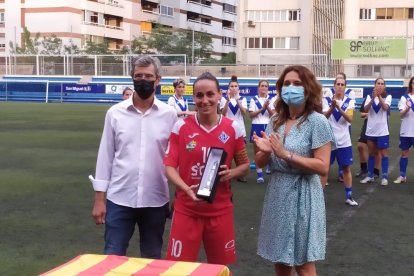 L’equip lleidatà celebra al Nou Sardenya el trofeu conquerit contra l’Europa.