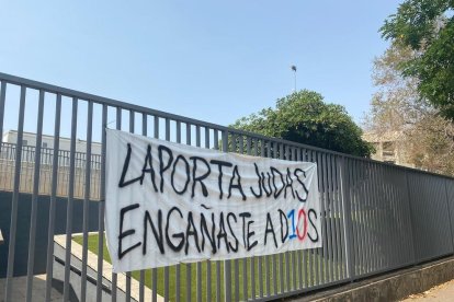 Los jugadores del Barça celebran el tanto de Piqué en un Camp Nou que volvió a tener público.